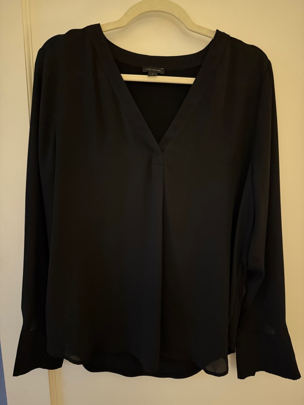 Ann Taylor Black V-Neck Long Sleeve Blouse